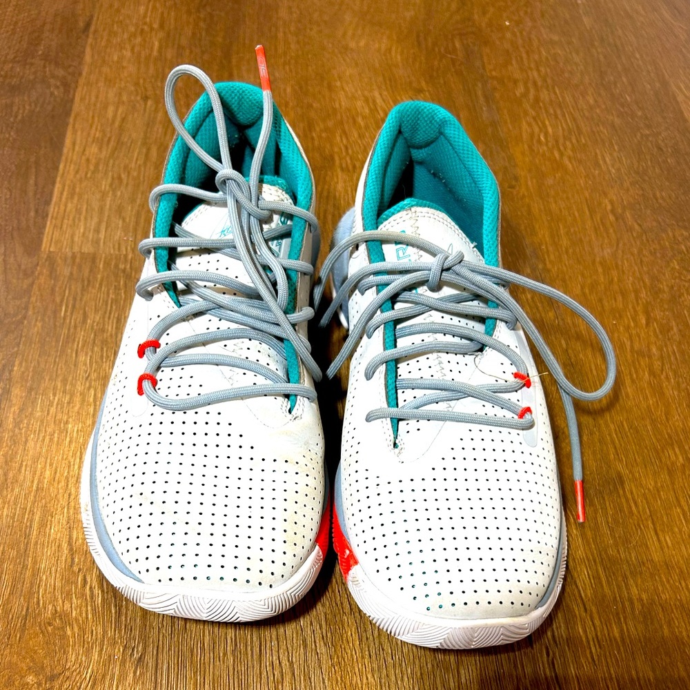 7Y Steph Curry Tennis Shoes